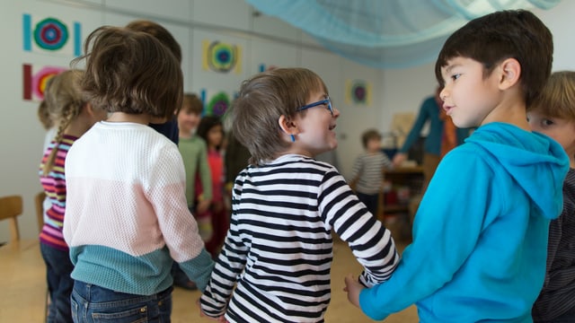 Kinder im Kindergarten lächeln sich an. Kinder im Kindergarten lächeln sich an.