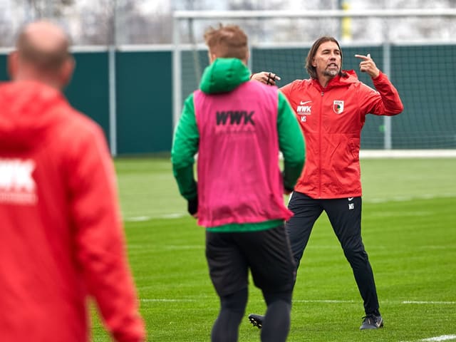 Martin Schmidt beim Training des FCA. Martin Schmidt beim Training des FCA.