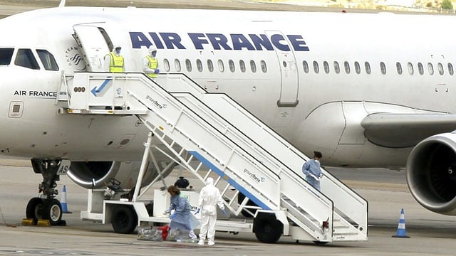 Die isolierte Air-France-Maschine in Madrid. Die isolierte Air-France-Maschine in Madrid.