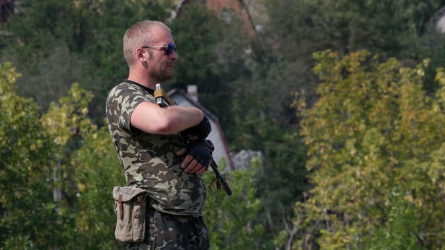 Ein bewaffneter pro-russischer Separatist an einem Checkpoint. Ein bewaffneter pro-russischer Separatist an einem Checkpoint.