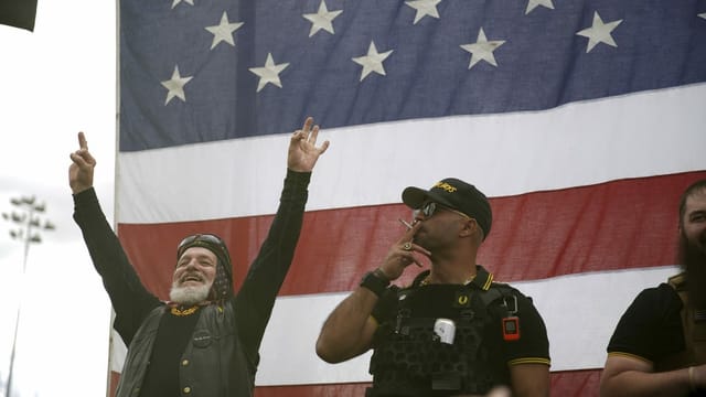 Männer vor US-Flagge Männer vor US-Flagge