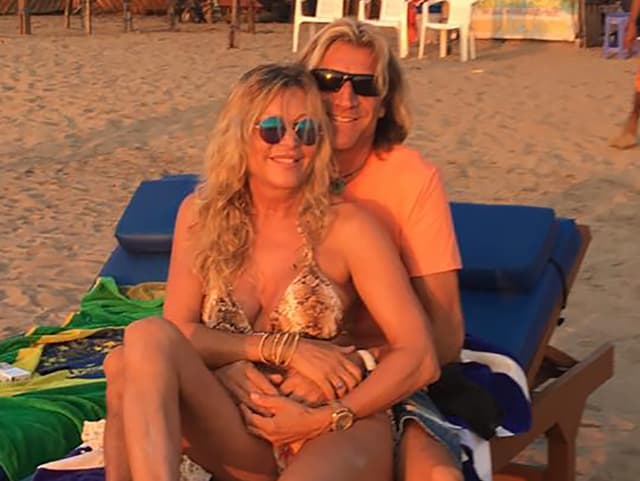 Kuscheln am Strand Brigitte Balzarini-Voss und Remo Mächler Kuscheln am Strand Brigitte Balzarini-Voss und Remo Mächler
