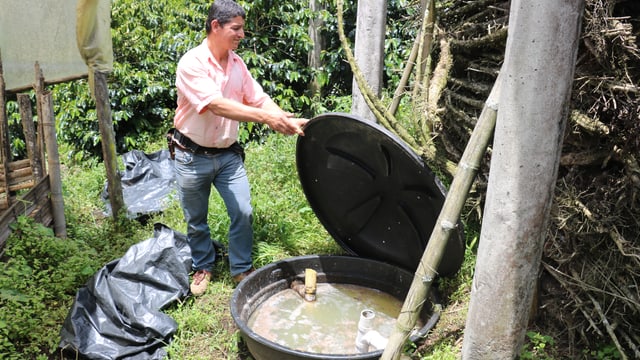 Mit den Bioreaktoren reinigen die Kaffeebauern das schmutze Wasser. Mit den Bioreaktoren reinigen die Kaffeebauern das schmutze Wasser.