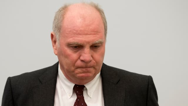 Uli Hoeness nimmt das Urteil mit versteinerter Miene zur Kenntnis. Uli Hoeness nimmt das Urteil mit versteinerter Miene zur Kenntnis.