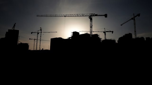Silhouetten von Gebäuden und Baukränen. Silhouetten von Gebäuden und Baukränen.