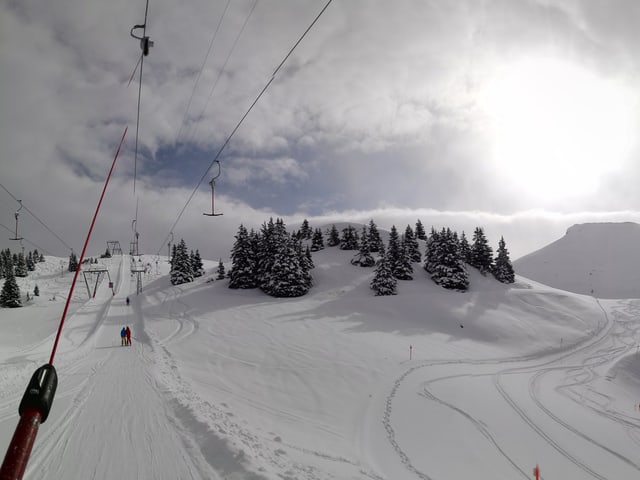 Winterliche Berge von einem Skilift aus gesehen.