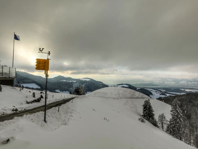 Verschneite Hügel.