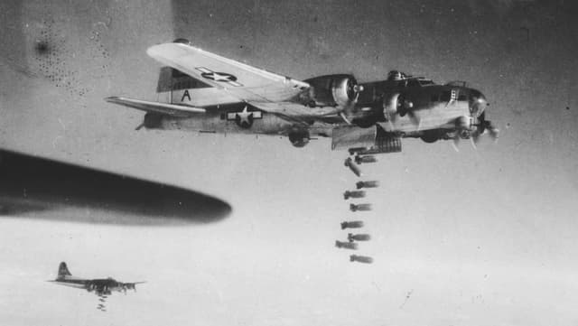 Flugzeuge bombardieren Dresden. Flugzeuge bombardieren Dresden.