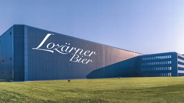 Das blaue Haus mit dem Schriftzug Lozärner Bier Das blaue Haus mit dem Schriftzug Lozärner Bier
