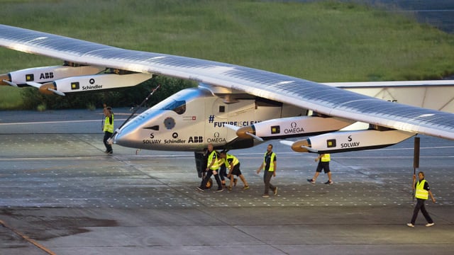 Solar Impulse, hier nach der Landung in Nagoya Ende Juni, wird erst Anfang August weiterfliegen können. Solar Impulse, hier nach der Landung in Nagoya Ende Juni, wird erst Anfang August weiterfliegen können.