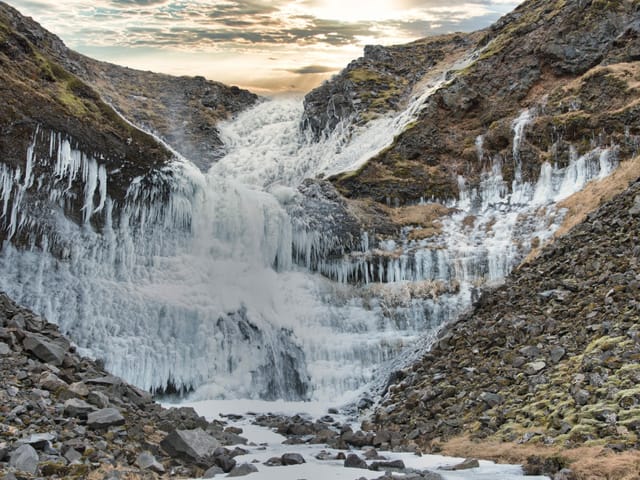 Gefrorener Wasserfall zwischen Felsen