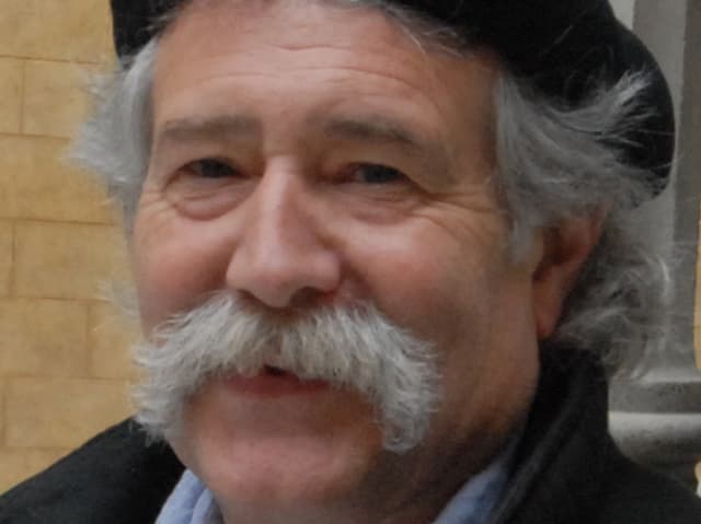 Kuno Bont mit Beret im Porträt. Kuno Bont mit Beret im Porträt.