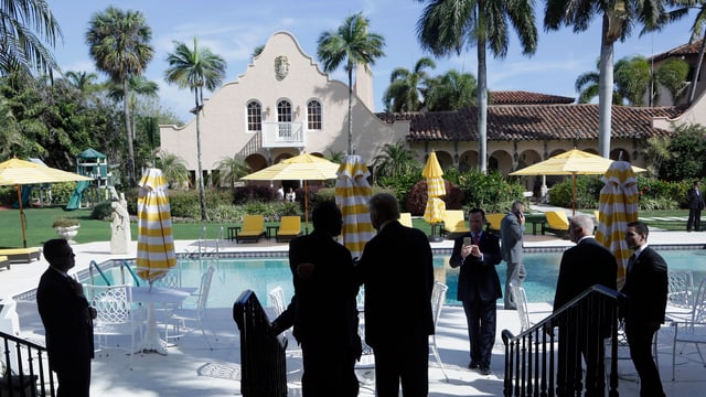 Anwesen mit Pool und Kreawattenträgern im Vordergrund Anwesen mit Pool und Kreawattenträgern im Vordergrund