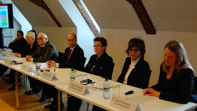 Langer Tisch mit Menschen Langer Tisch mit Menschen