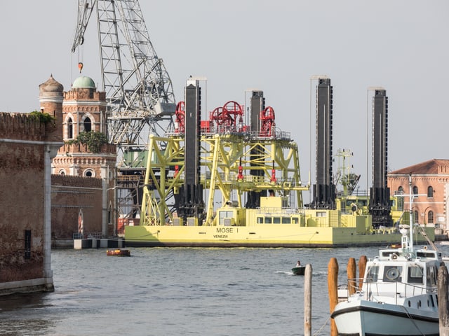 Grosser Baukran auf einem gelben Schiff. Grosser Baukran auf einem gelben Schiff.