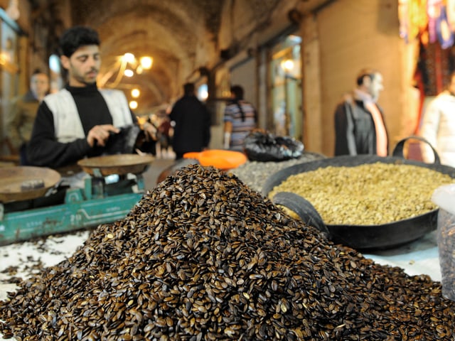 Betriebsamkeit auf dem Basar von Aleppo, aufgenommen im März 2011. Betriebsamkeit auf dem Basar von Aleppo, aufgenommen im März 2011.