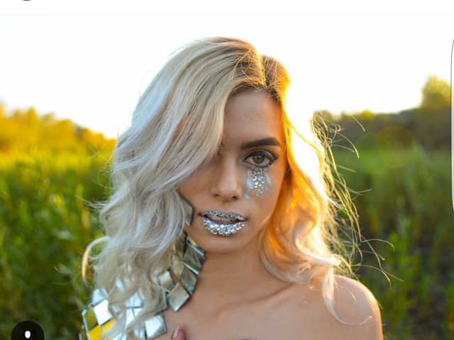 Model mit silbrigen Lippen und Schultern