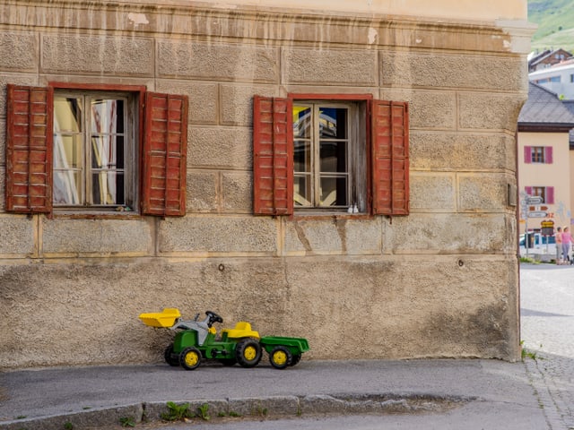 Traktor sauber parkiert.