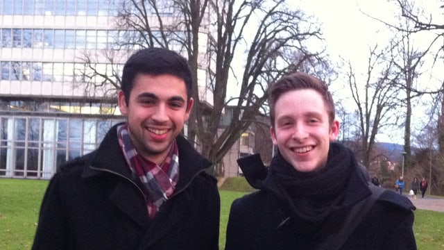 Adil Koller und Filip Winzap - Gründer der neuen Gruppierung «The Next Generation» stehen vor dem Gymnasium Münchenstein Adil Koller und Filip Winzap - Gründer der neuen Gruppierung «The Next Generation» stehen vor dem Gymnasium Münchenstein