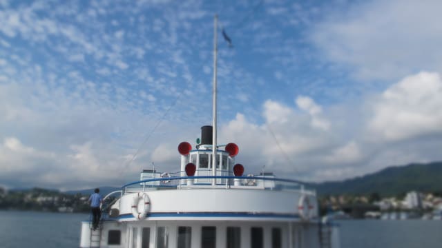 Ein Schiff fährt auf dem See unter blauem Himmel. Ein Schiff fährt auf dem See unter blauem Himmel.