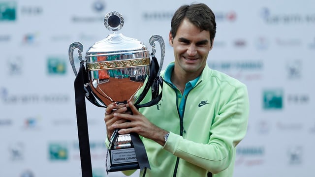 Roger Federer mit der Trophäe in Istanbul Roger Federer mit der Trophäe in Istanbul
