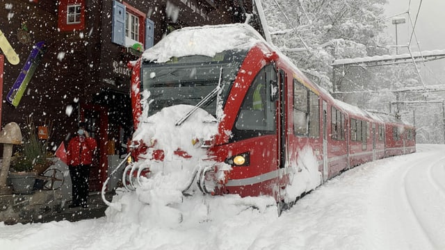 Zug der Arosabahn. Der Steuerwagen schiebt viel Schnee vor sich her. Zug der Arosabahn. Der Steuerwagen schiebt viel Schnee vor sich her.