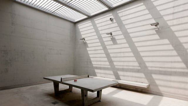Eine Tischtennisplatte im Gefängnis von Lenzburg. Eine Tischtennisplatte im Gefängnis von Lenzburg.