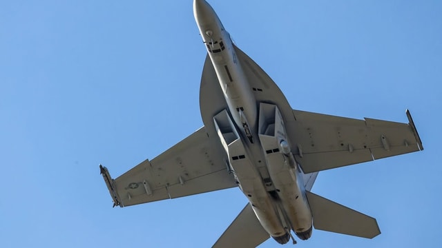 Ein Boeing F/A-18 Super Hornet startet Ende April 2019 vom Militärflugplatz Payerne aus zu einem Evaluierungsflug. Ein Boeing F/A-18 Super Hornet startet Ende April 2019 vom Militärflugplatz Payerne aus zu einem Evaluierungsflug.