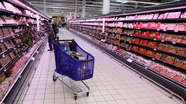 Einkaufswagen in einem Supermarktregal Einkaufswagen in einem Supermarktregal