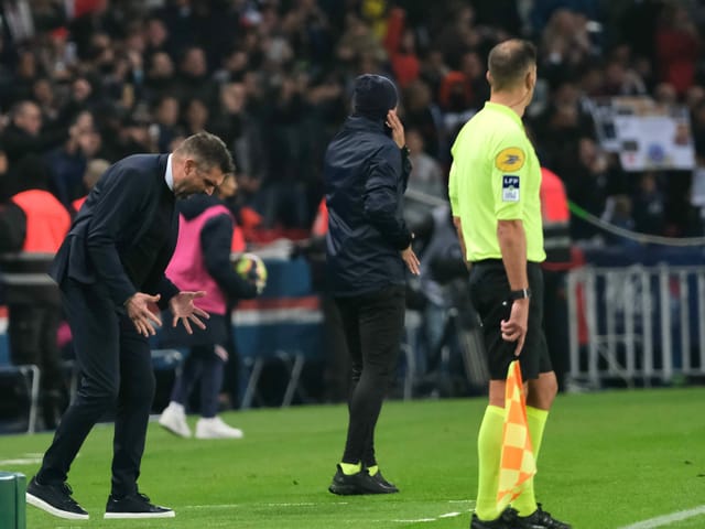 Trainer Jocelyn Gourvennec lässt seinem Ärger nach dem entscheidenden 2:1 von Angel Di Maria freien Lauf.