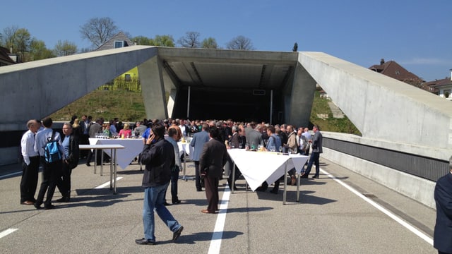 Mehrere Leute stehen vor dem Ostportal des Hausmattunnels, der zur «Entlastung Region Olten», der ERO, gehört. Mehrere Leute stehen vor dem Ostportal des Hausmattunnels, der zur «Entlastung Region Olten», der ERO, gehört.