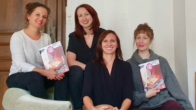 Vier Frauen halten Magazine in der Hand Vier Frauen halten Magazine in der Hand