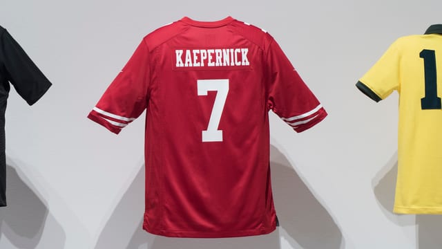 Ein rotes und ein gelbes Sport-Shirt sind ausgestellt. Ein rotes und ein gelbes Sport-Shirt sind ausgestellt.
