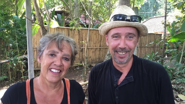 Patricia und Romano Tschudi im Garten ihres Gästehauses auf Bali (2016) Patricia und Romano Tschudi im Garten ihres Gästehauses auf Bali (2016)