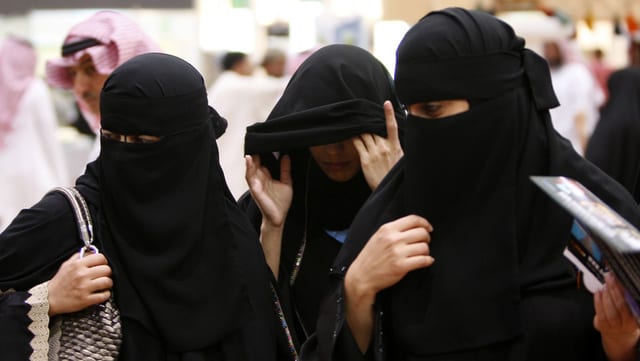 Verhüllte Frauen. Verhüllte Frauen.
