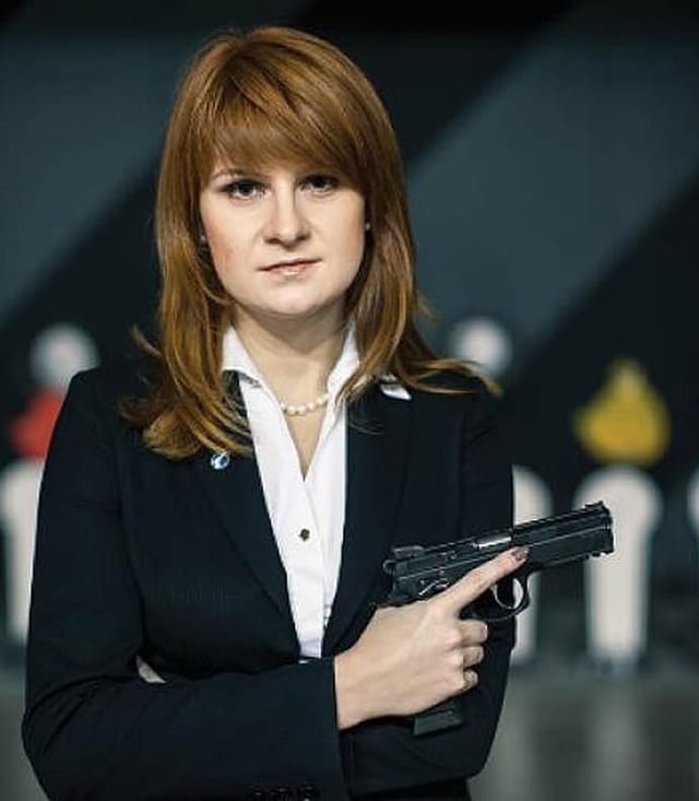 Maria Butina posiert mit einer Pistole in der Hand. Maria Butina posiert mit einer Pistole in der Hand.