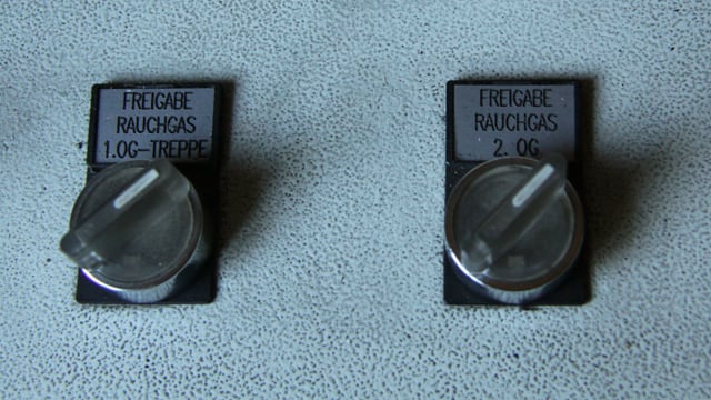 Zwei Drehregler, beschriftet mit «Freigabe Rauchgas» Zwei Drehregler, beschriftet mit «Freigabe Rauchgas»