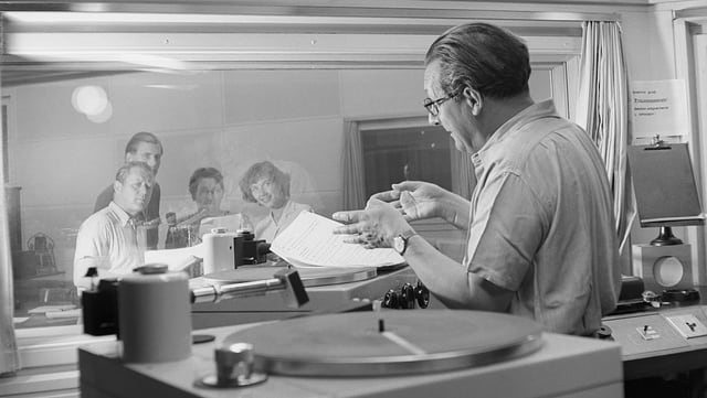 schwarzweissfoto eines Radiostudios. schwarzweissfoto eines Radiostudios.