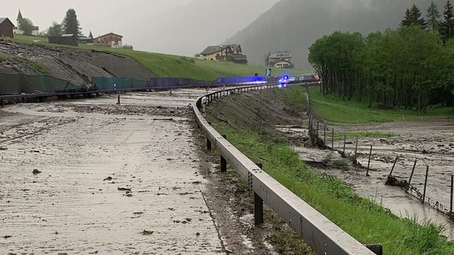 Autostrasse ist von Geröll verschüttet Autostrasse ist von Geröll verschüttet
