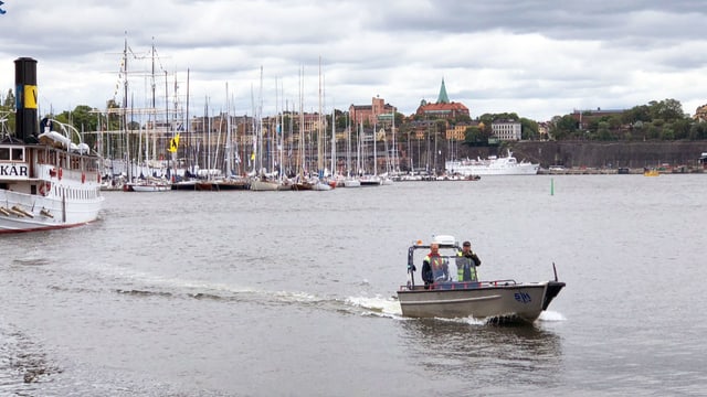 Ein kleines Boot auf einer Wasserstrasse in Stockholm. Ein kleines Boot auf einer Wasserstrasse in Stockholm.