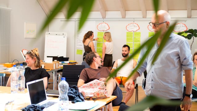 Junge Menschen sitzend Junge Menschen sitzend