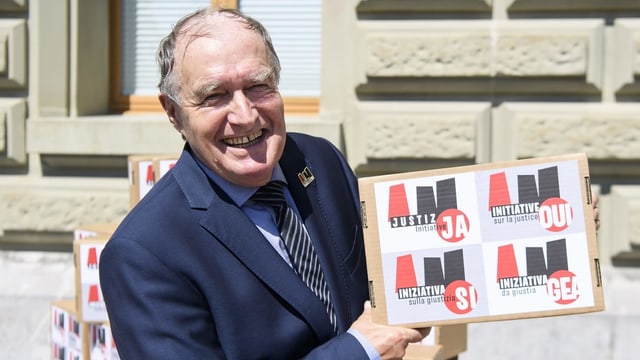 Purtret da Gasser che tegna ina stgatla cun en las suttascripziuns. Purtret da Gasser che tegna ina stgatla cun en las suttascripziuns.