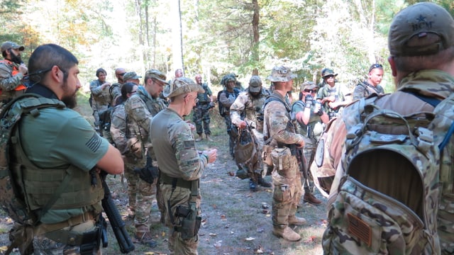 Die Soldaten bei der Übungsbesprechung. Die Soldaten bei der Übungsbesprechung.
