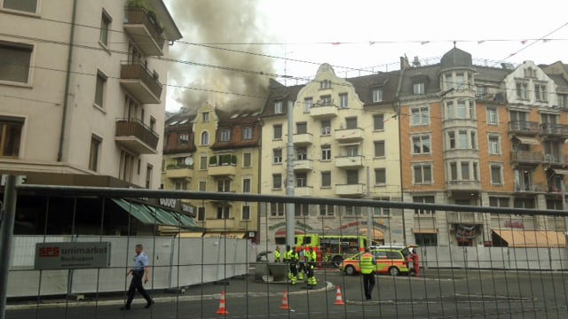 Wegen dem Feuerwehreinsatz fährt zur Zeit kein Tram beim Albisriederplatz. Wegen dem Feuerwehreinsatz fährt zur Zeit kein Tram beim Albisriederplatz.