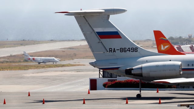 Schwanzflosse mit russischer Flagge und Registrierungsnummer. Dahinter Schwanzflosse von Avianca-Maschine. Schwanzflosse mit russischer Flagge und Registrierungsnummer. Dahinter Schwanzflosse von Avianca-Maschine.