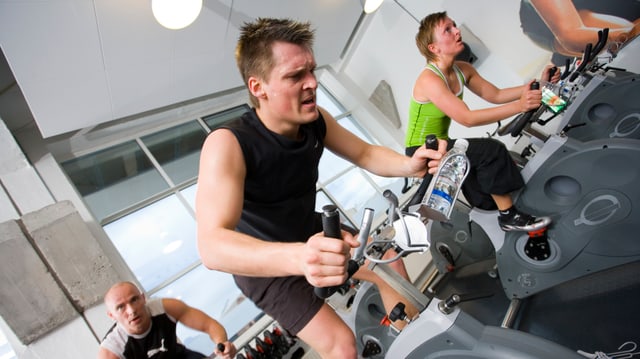 Einige Sportler auf Hometrainern. Einige Sportler auf Hometrainern.