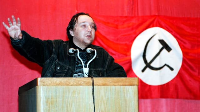 Alexander Dugin als Co-Vorsitzender der Nationalbolschewiken. Alexander Dugin als Co-Vorsitzender der Nationalbolschewiken.