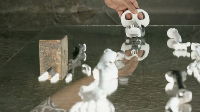 Zwei Hände, die Knochen halten. Zwei Hände, die Knochen halten.