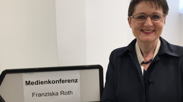Franziska Roth vor einem Hinweisschild für eine Medienkonferenz. Franziska Roth vor einem Hinweisschild für eine Medienkonferenz.