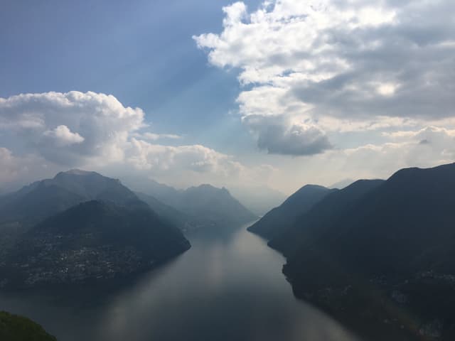 Luganersee mit Quellwolken und dunstig